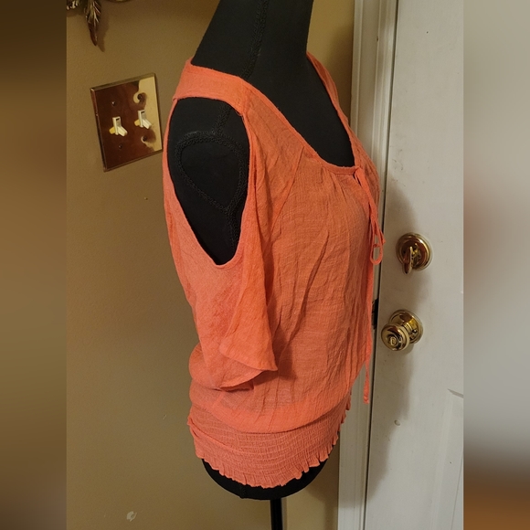 Women's Guess Cold Shoulder Scoop Neck Top - Picture 3 of 7